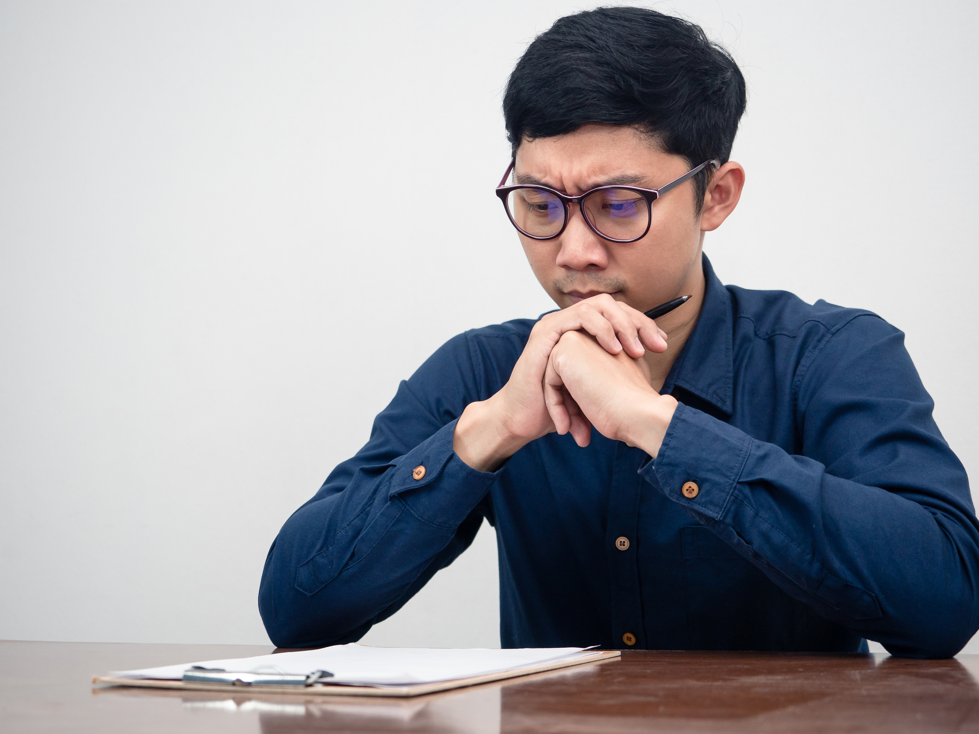 Quit your job, then serve 6 months' notice? What to check before signing a contract