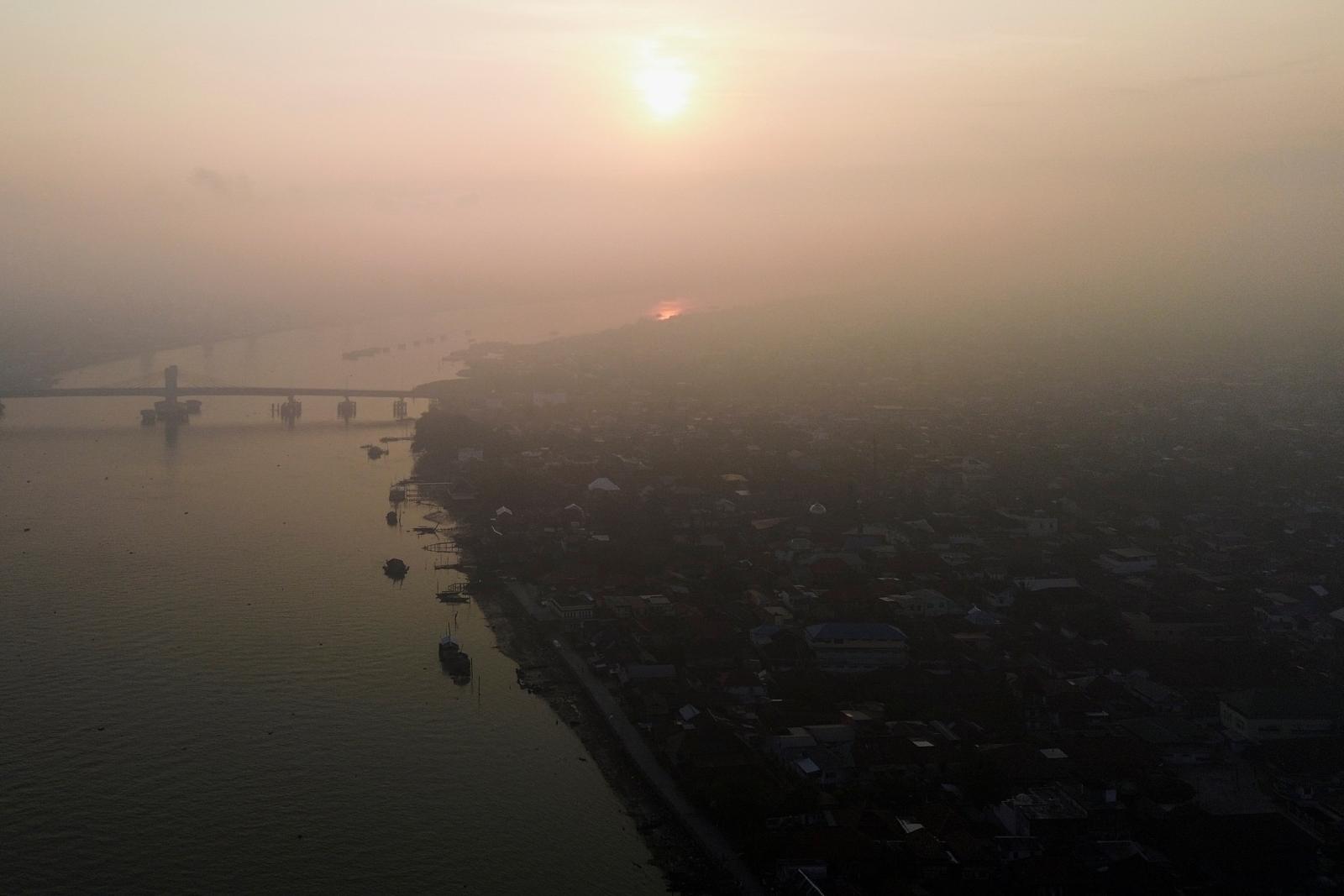 Kabut asap lumpuhkan Jambi, dua pesawat gagal mendarat di Bandara Sultan Thaha