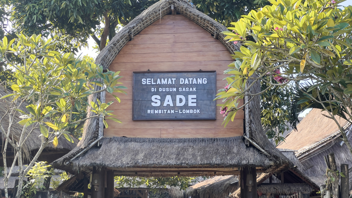 Desa Sade Lombok sebelum dan sesudah kebakaran, dari ikon budaya kini jadi puing