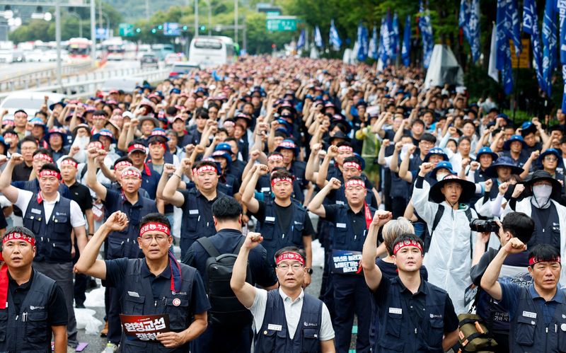 Hyundai Motor's union reaches tentative wage deal, averting more strikes