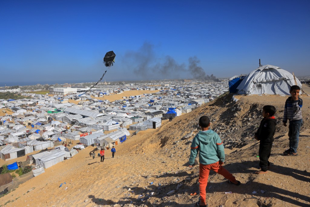 Gaza parents urged to stop kids flying kites after Israel warning to Hamas