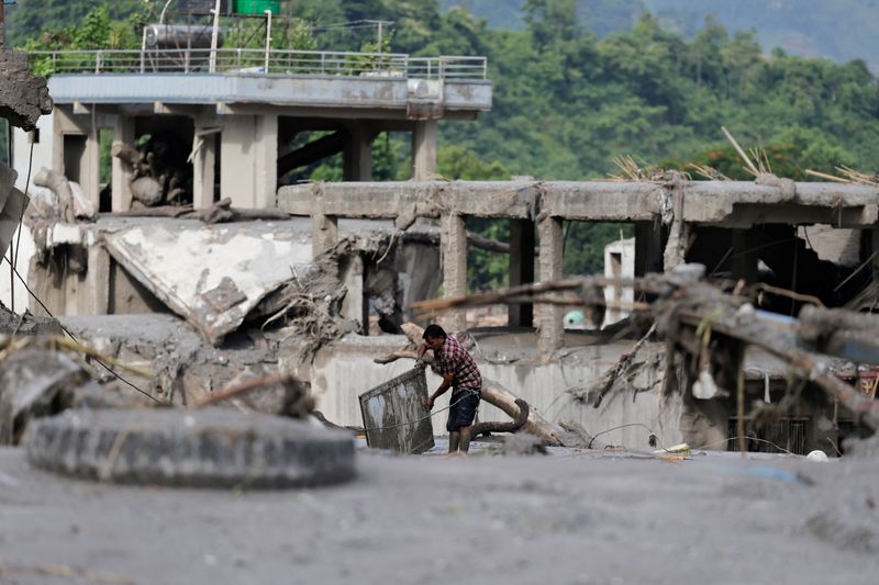 Death toll from Nepal-Tibet floods rises to over 400 as rescuers continue search for those missing