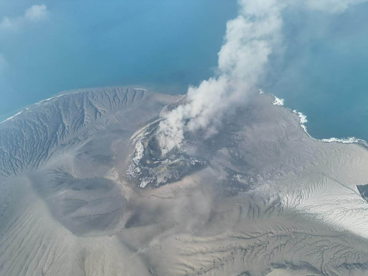 Jakarta airport suspends flights due to Mount Anak Krakatau ash; SIA among affected airlines
