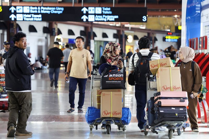 Several Indonesian airports remain shut due to volcanic ash from Anak Krakatau  