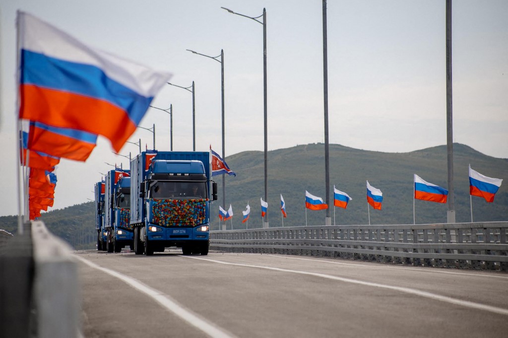 Russia, North Korea open first road bridge across border