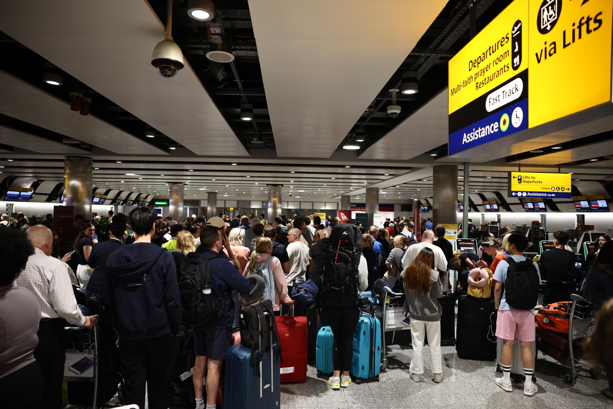 Travellers in UK face more chaos after air traffic control glitch