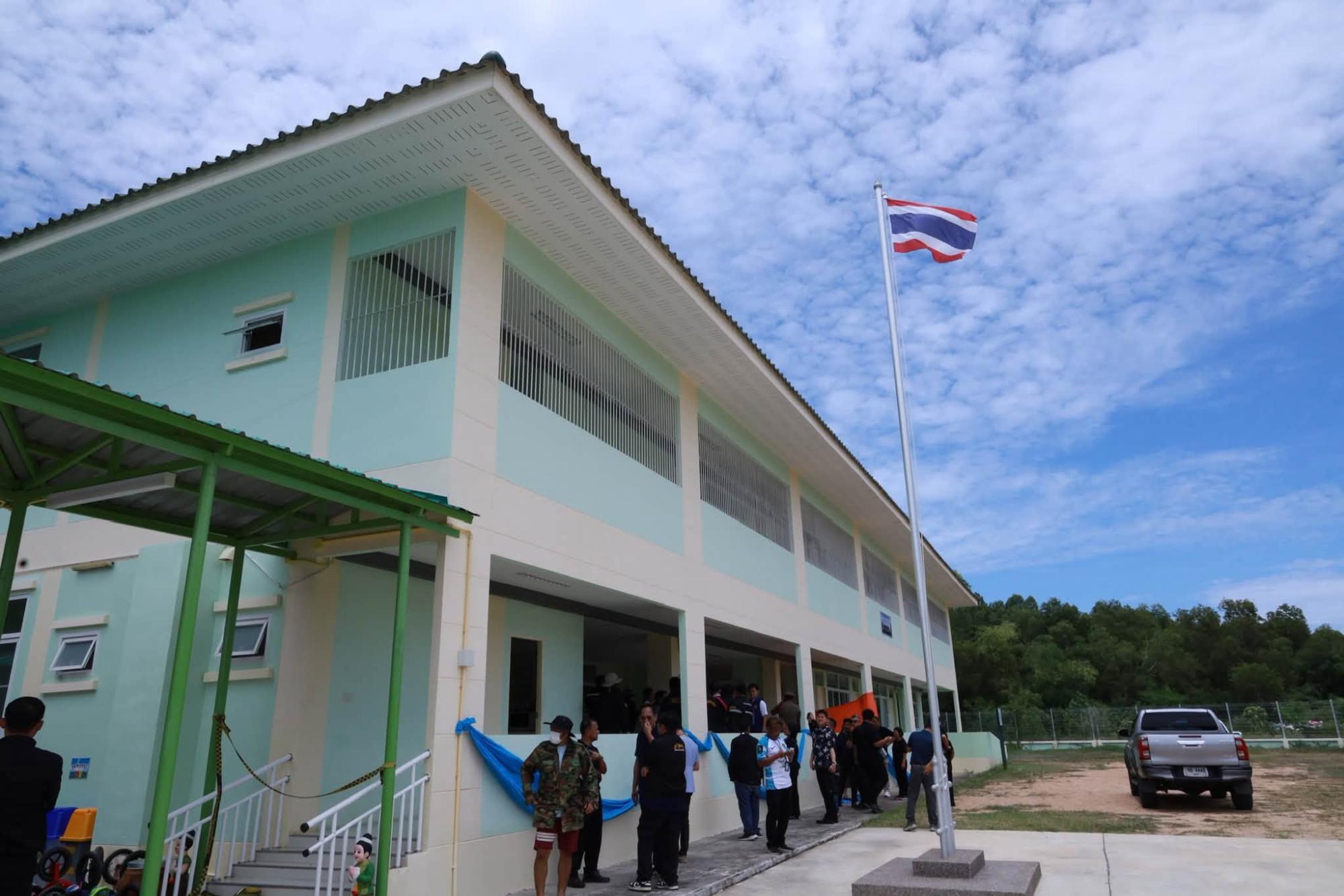 Policeman kills teacher wife at Thai school, kids safe: Officials