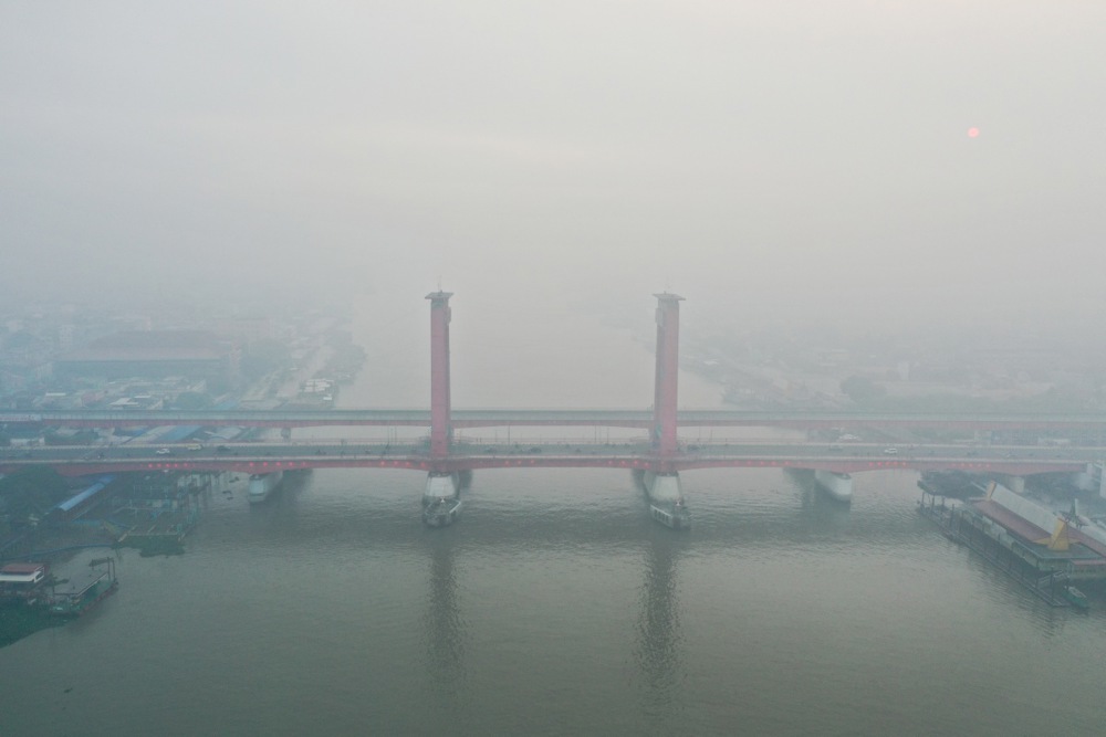 Kabut asap Palembang memburuk, sekolah beralih ke PJJ dan pelayaran diminta waspada