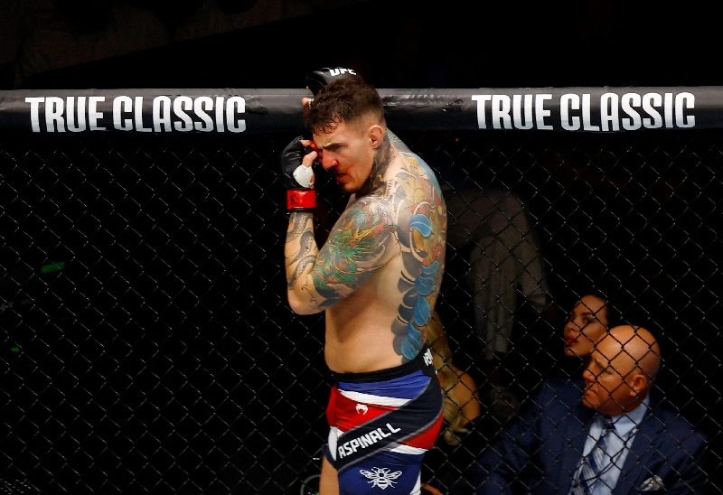 Aspinall vacates UFC heavyweight title amid ongoing eye issues