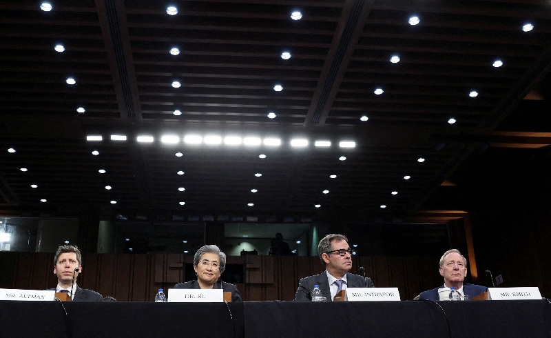 US senators weigh requiring AI giants to commit to preventing catastrophe
