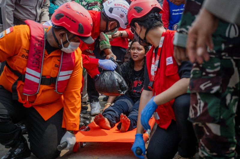 Bad weather hampers Indonesia ferry rescue, dozens still missing