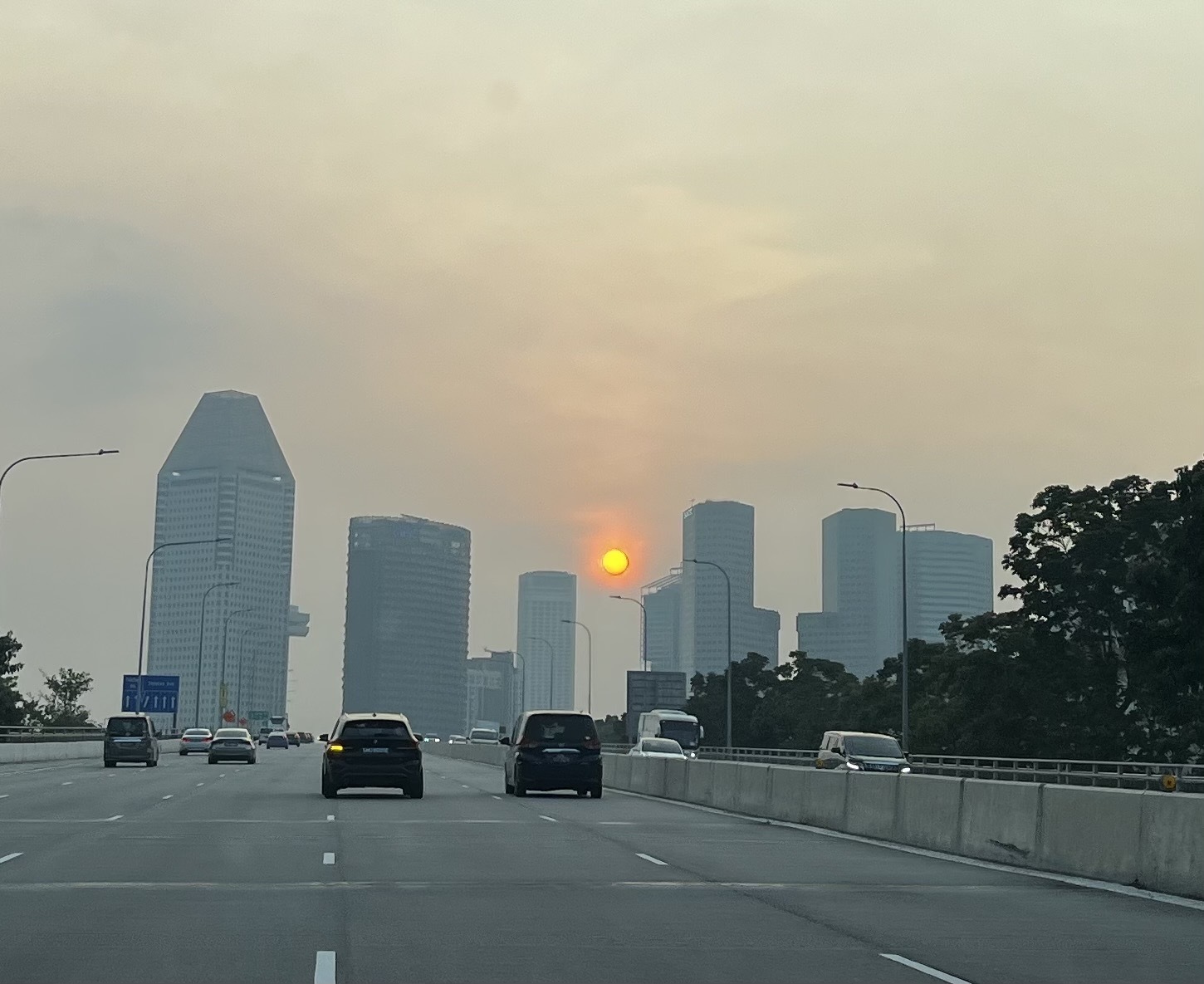 Air quality briefly returns to unhealthy range in central Singapore