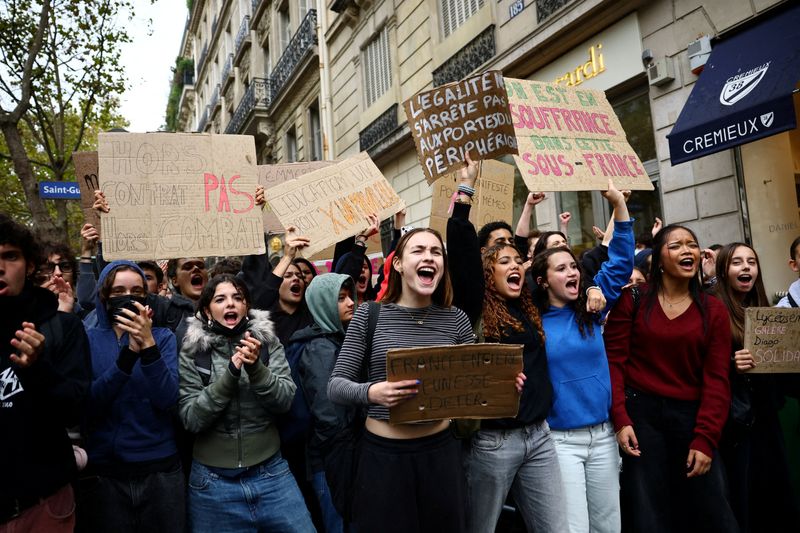 French PM denies police ordered to confront student protesters