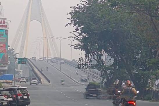 Kabut asap kepung Pekanbaru: Sekolah belajar dari rumah, jarak pandang tinggal 800 meter