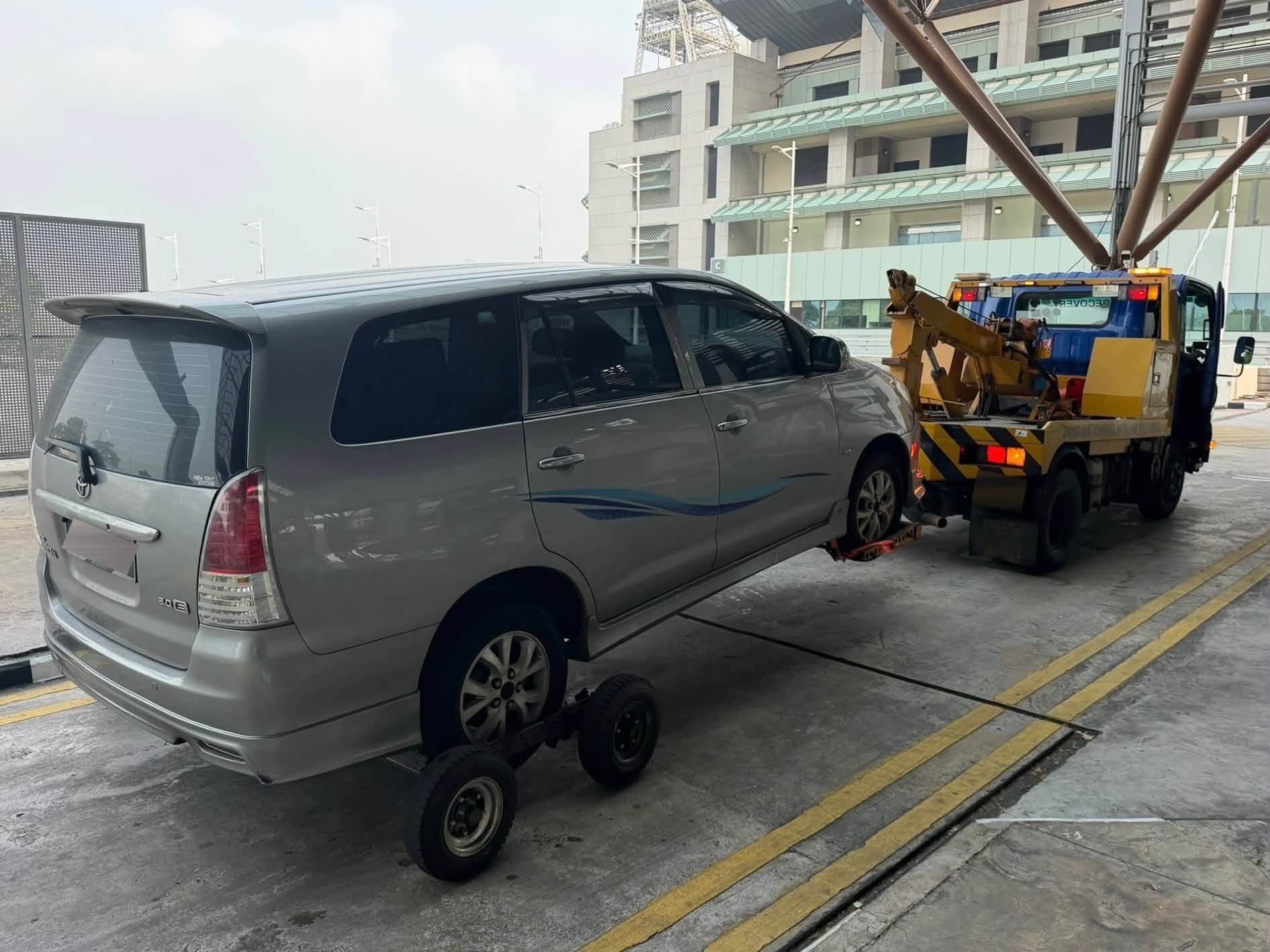 7 drivers caught providing illegal cross-border ride-hailing services, vehicles impounded