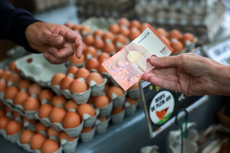 Euro falls, set for fifth straight weekly drop as oil prices rise