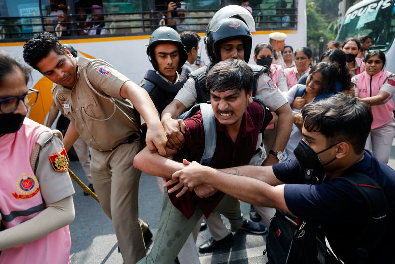 India detains thousands, locks down Delhi to foil election chief protest