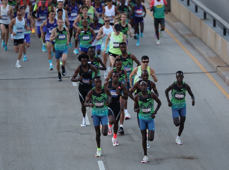 Feysa holds off Lokedi to win Chicago Marathon, Kipruto triumphs in men's race