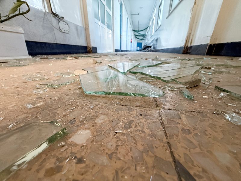 Yemen fighting overwhelms hospitals, cuts aid to 800,000 people, relief agencies say