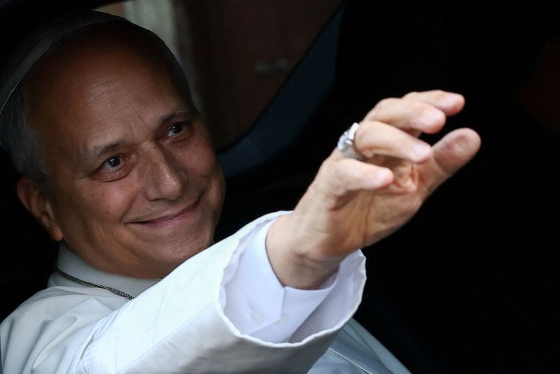 Smiling pope returns to Vatican after cancer surgery