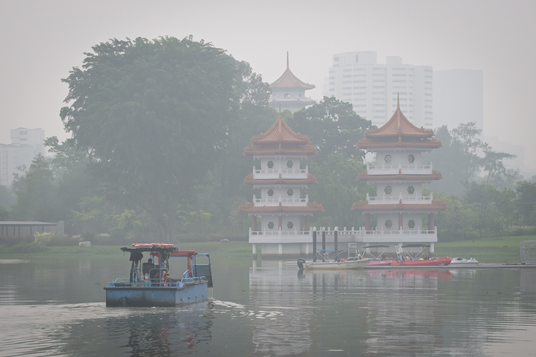 Haze disrupts daily routines, hits businesses in Singapore's west as PSI reaches very unhealthy level 