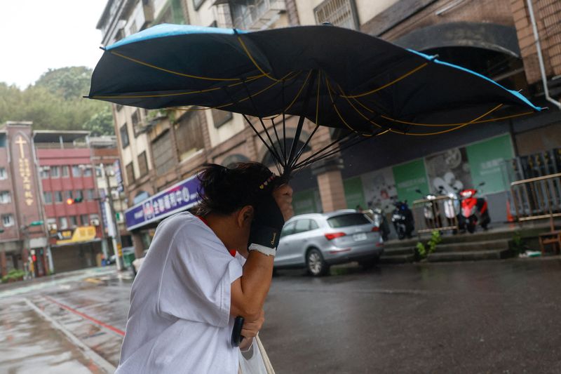 Taiwan counts 1 dead and 527 injured after Typhoon Champi sweeps past