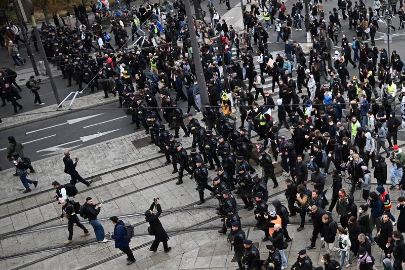 Clashes break out in Paris, other cities amid fresh protests