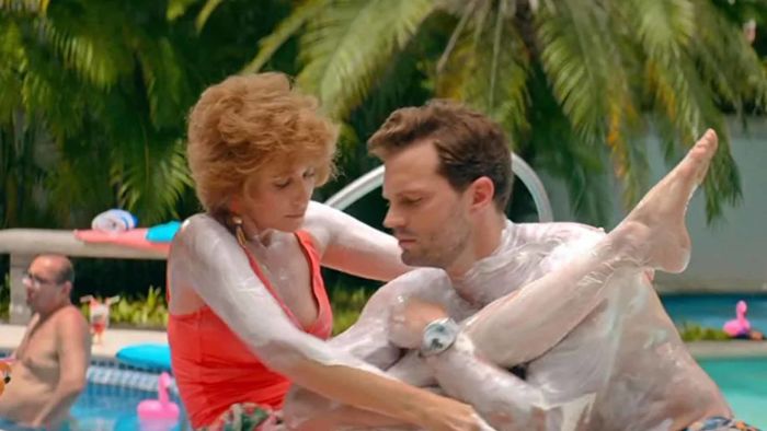 Jamie Dornan and Kristen Wiig in 'Barb and Star Go to Vista Del Mar'.